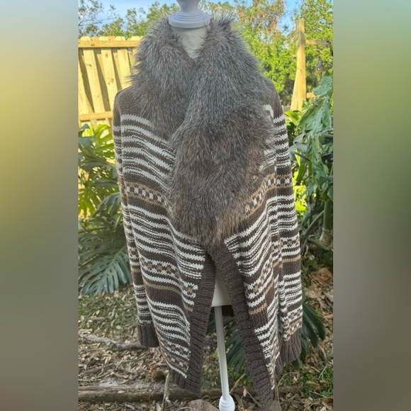 Express -Maximalist open front striped cardigan with removable faux fur Size M - Picture 6 of 6